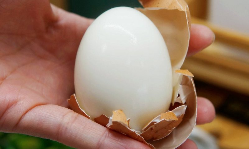 Luộc trứng nhớ bỏ “1 chua 1 lạnh”, chạm nhẹ là vỏ bong từng mảng, trứng cũ mấy cũng không sợ dính